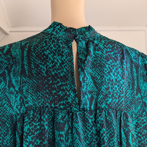 Who What Wear Green & Black Snake Skin Print Top Medium - Picture 9 of 12
